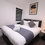 Spacious 4Bedroom Apartment At Prime Market Street, Watford
