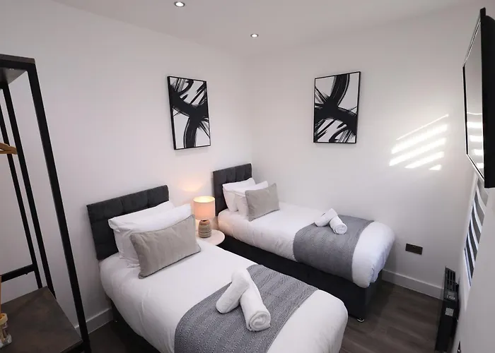 Spacious 4Bedroom Apartment At Prime Market Street, Watford